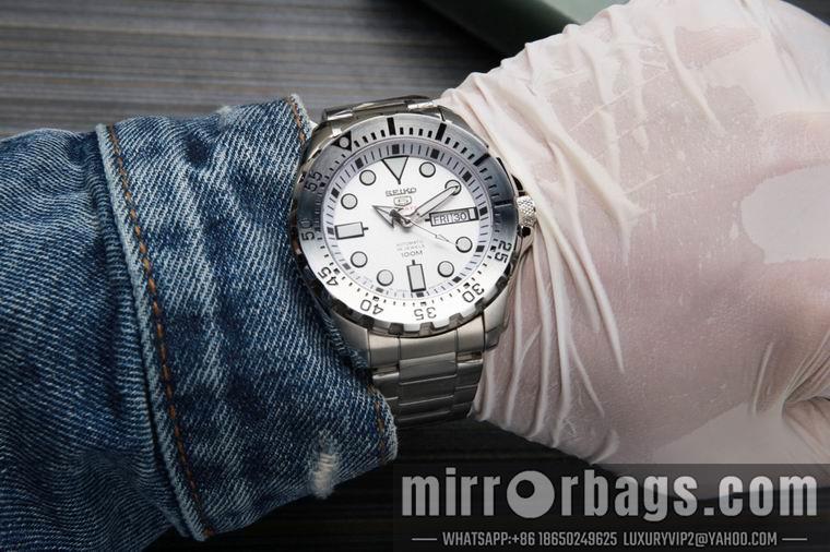Replica Seiko men 43mm M04