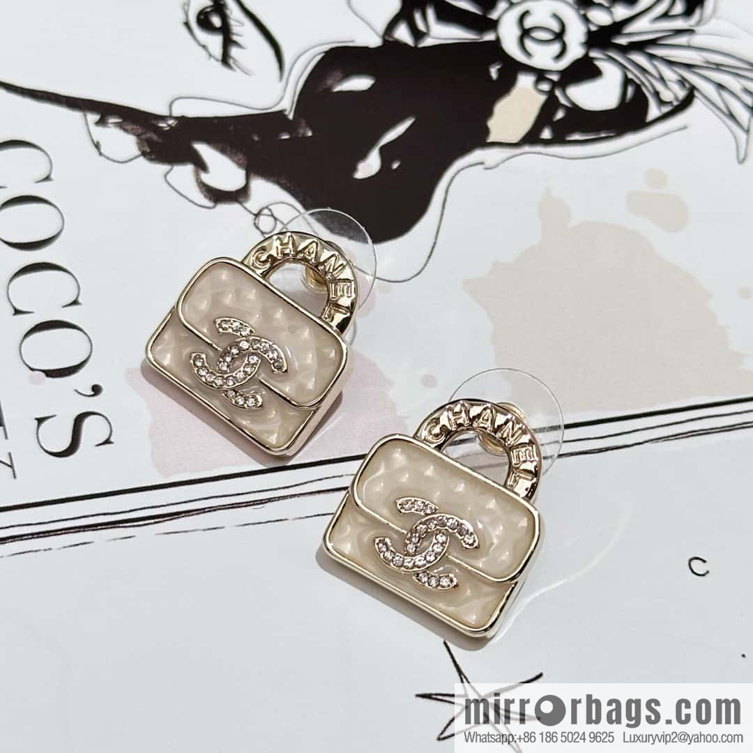 ❗️New ❗️ Chanel stud earrings ☀️ new ☑️ Chanel c1 double c diamond bag 👜 stud earrings ☀️