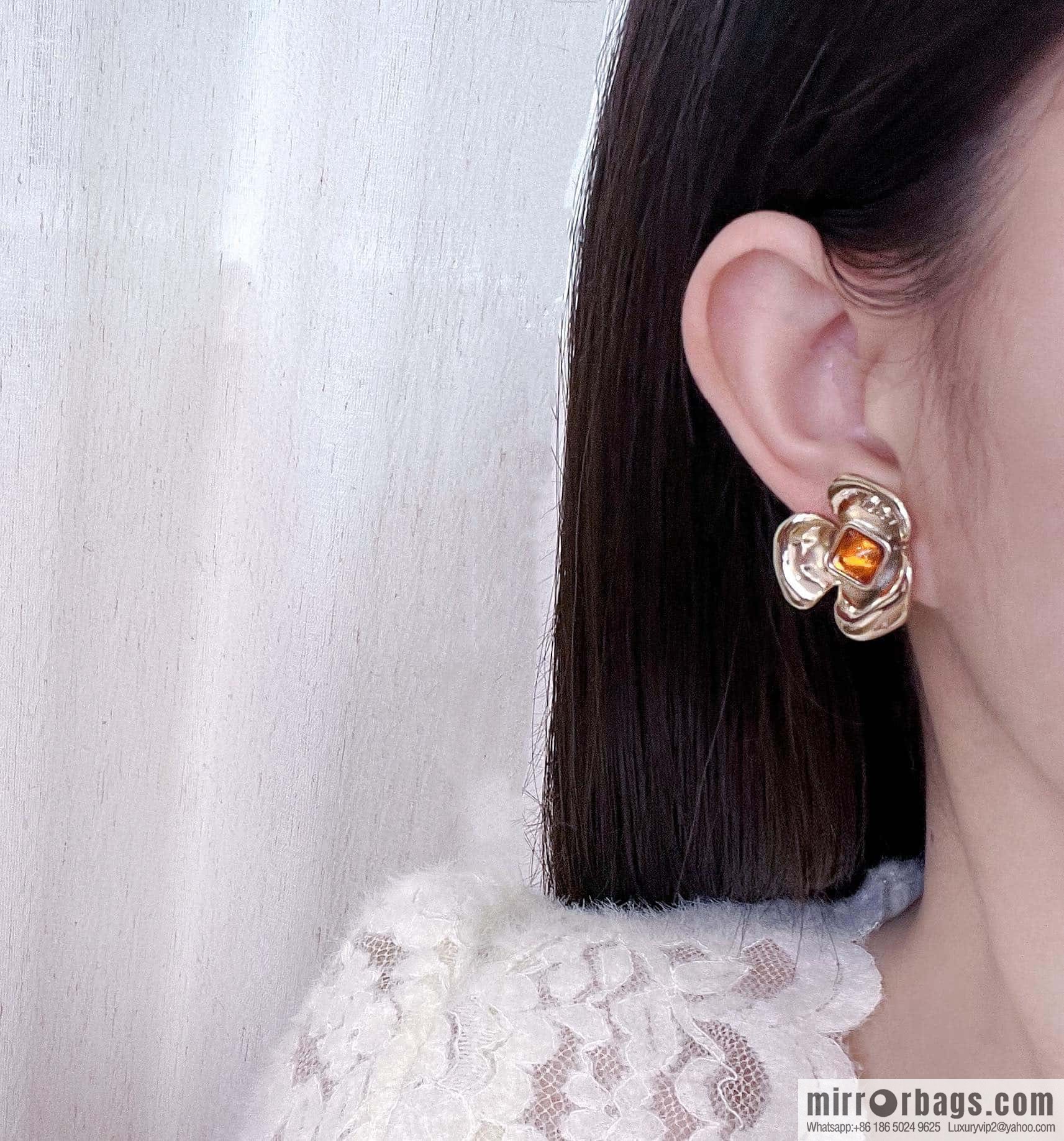 ❗️New ❗️ Chanel stud earrings ☀️ new ☑️ Chanel C1 double c camellia stud earrings ☀️