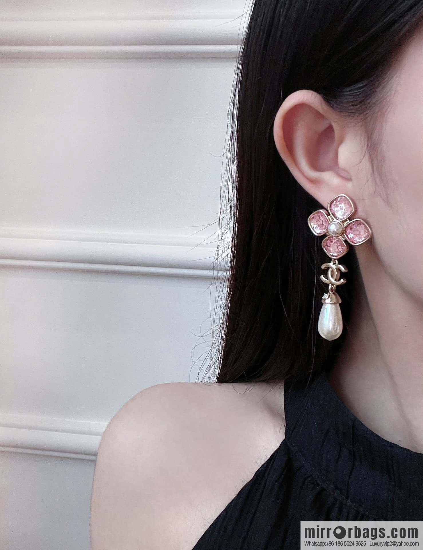 ❗️New ❗️ Chanel stud earrings ☀️ new ☑️ Chanel C3 double c pink four-leaf clover stud earrings ☀️