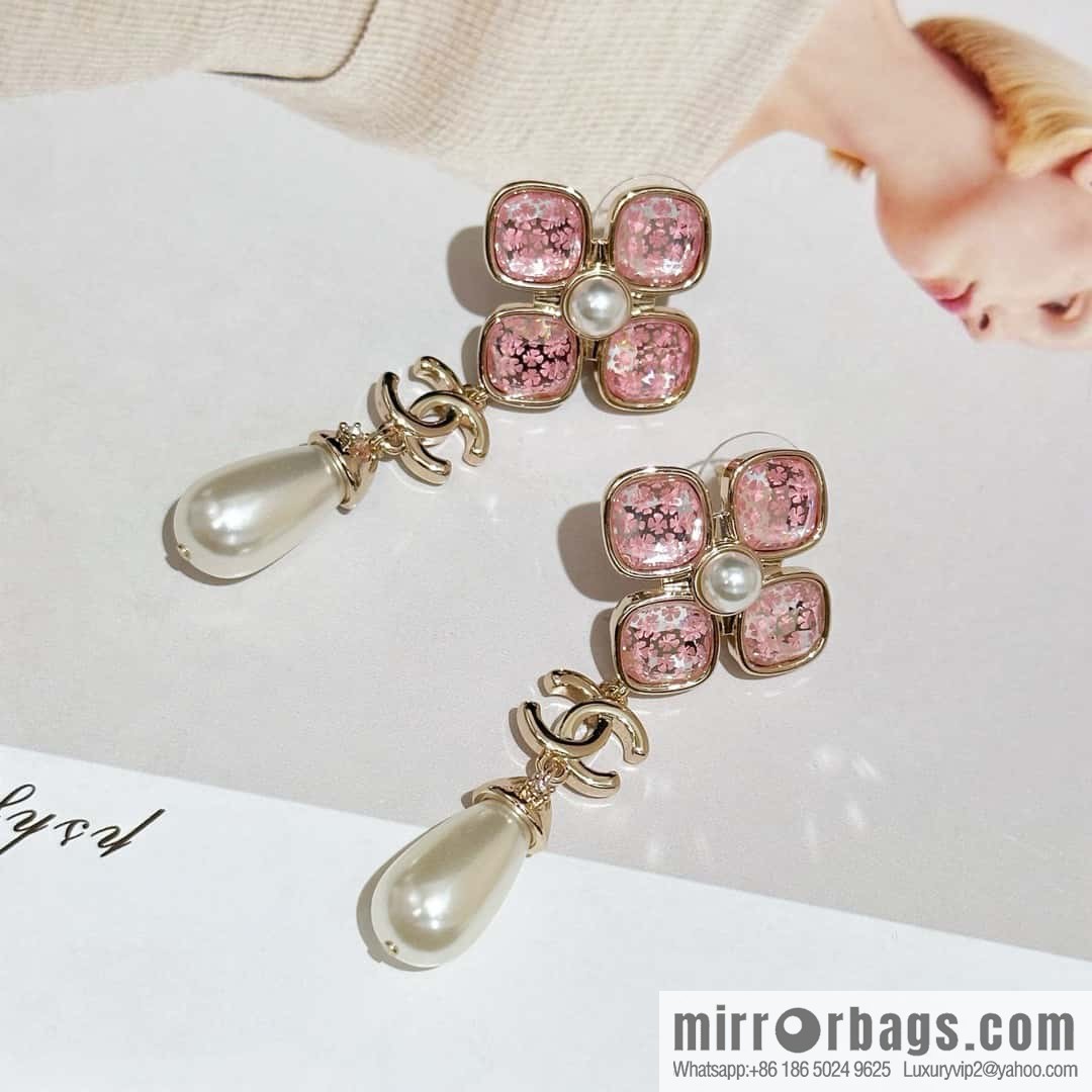 ❗️New ❗️ Chanel stud earrings ☀️ new ☑️ Chanel C3 double c pink four-leaf clover stud earrings ☀️