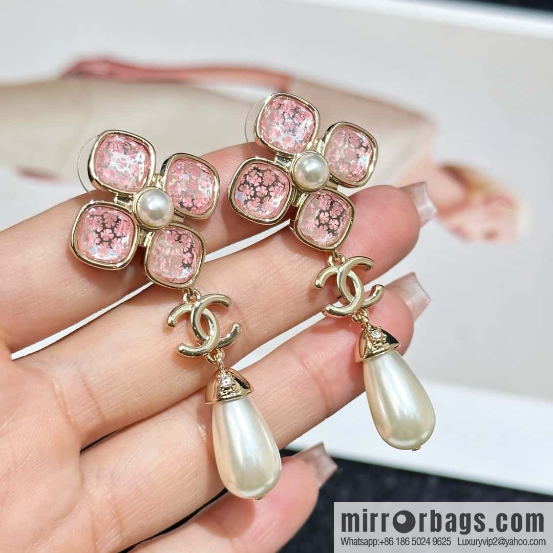 ❗️New ❗️ Chanel stud earrings ☀️ new ☑️ Chanel C3 double c pink four-leaf clover stud earrings ☀️
