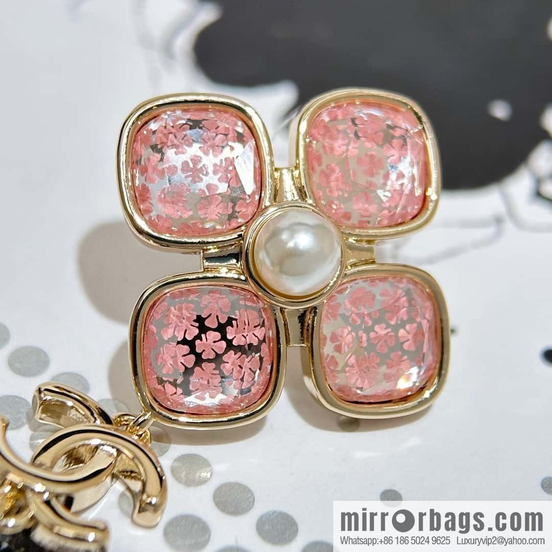 ❗️New ❗️ Chanel stud earrings ☀️ new ☑️ Chanel C3 double c pink four-leaf clover stud earrings ☀️