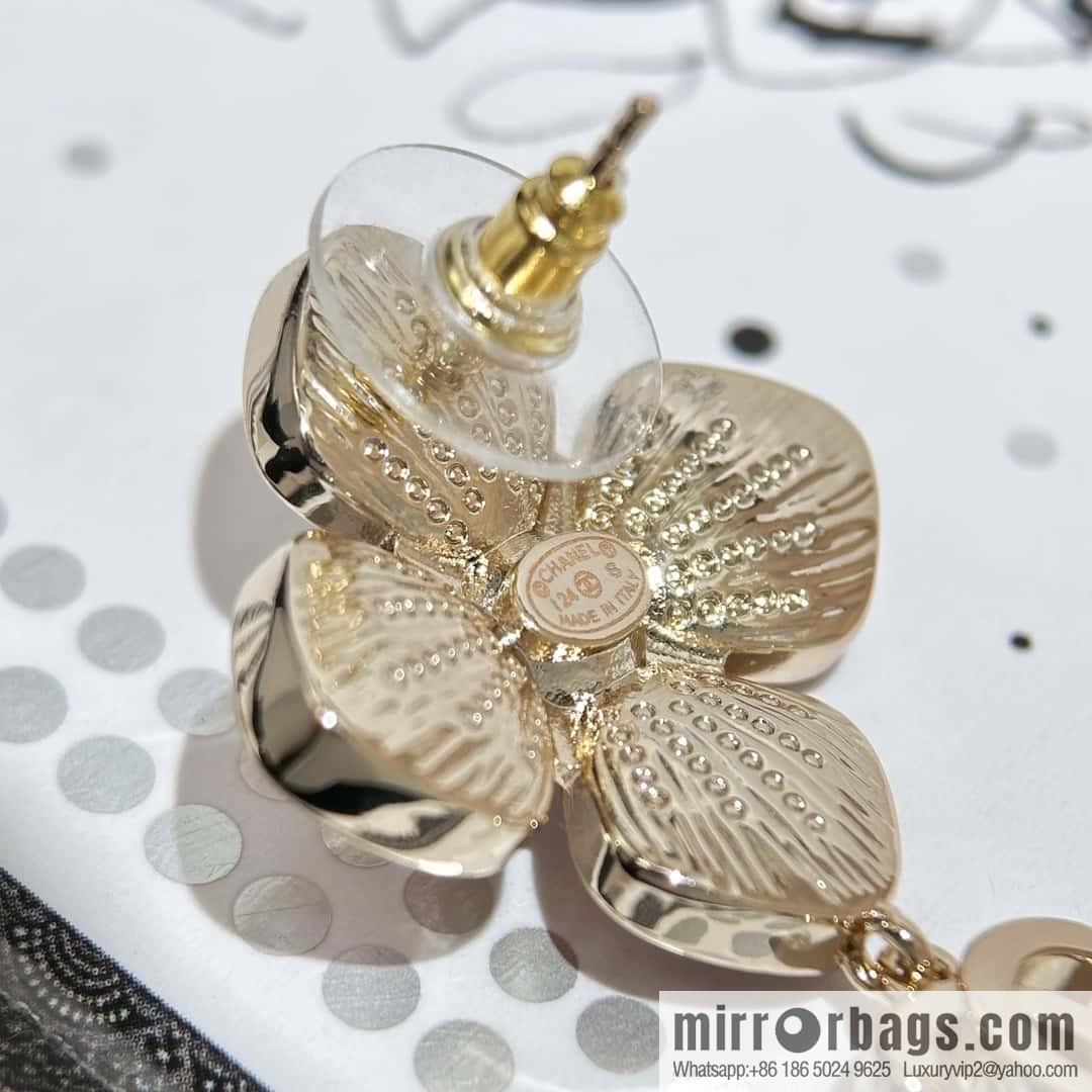 ❗️New ❗️ Chanel stud earrings ☀️ new ☑️ Chanel C3 double c pink four-leaf clover stud earrings ☀️