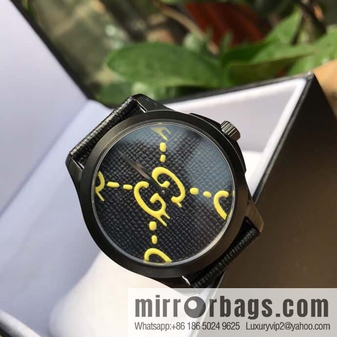 The latest Gucci GUCCI model is shipped. With a three-dimensional Gucci logo and a black PVD pin clasp, the Rhonda quartz movement watch features a brushed and polished black PVD case.