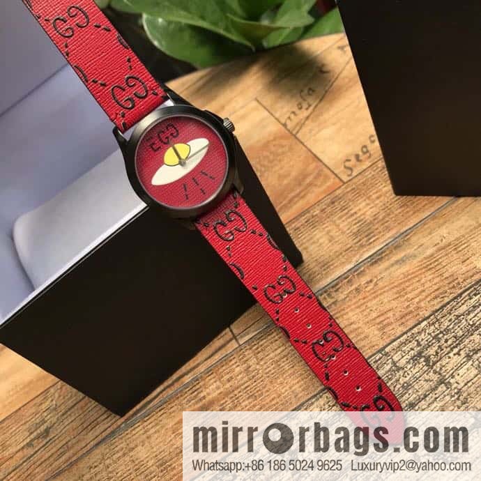 Gucci GUCCI's latest watch black rubber strap with three-dimensional Gucci logo and black PVD pin clasp, Rhonda quartz movement