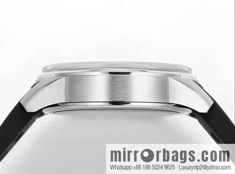 Produced by BLS, the calendar-type thin and stable 9015 movement of the Jaeger-LeCoultre Beichen series was changed to the JCL.899A/1 movement watch