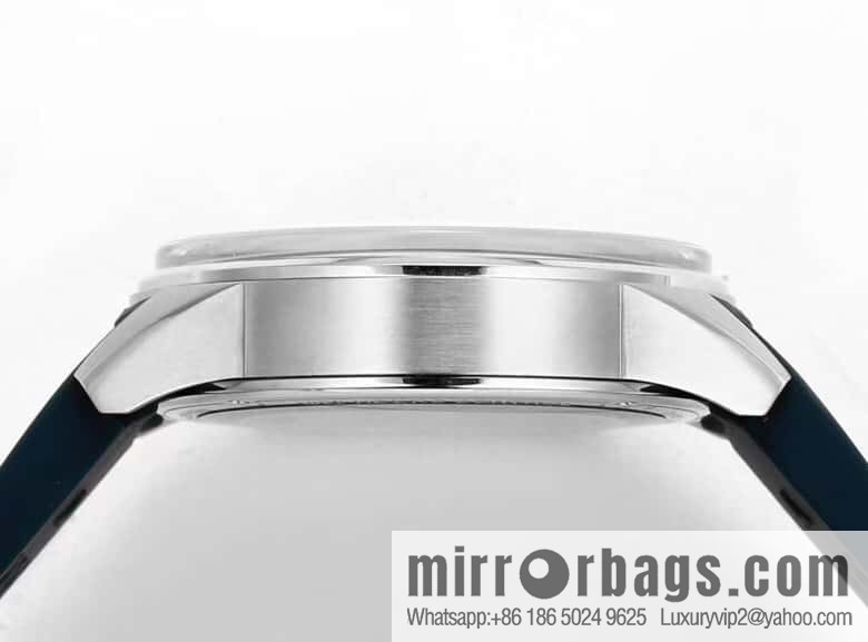 Produced by BLS, the calendar-type thin and stable 9015 movement of the Jaeger-LeCoultre Beichen series was changed to the JCL.899A/1 movement watch