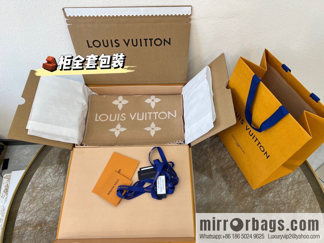 LV Louis Vuitton Essential Letter Focusing Element 100% Wool Scarf