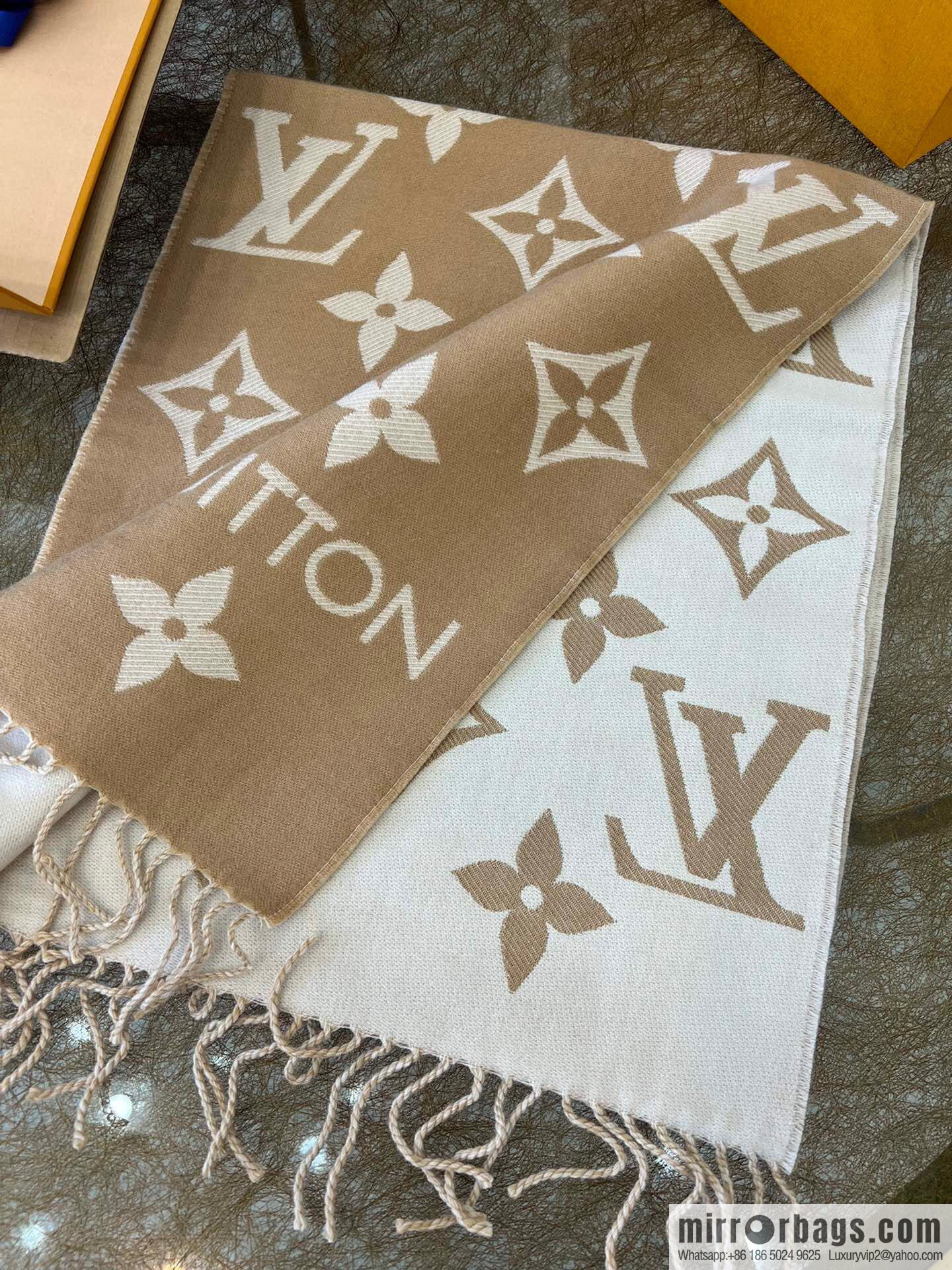 LV Louis Vuitton Essential Letter Focusing Element 100% Wool Scarf