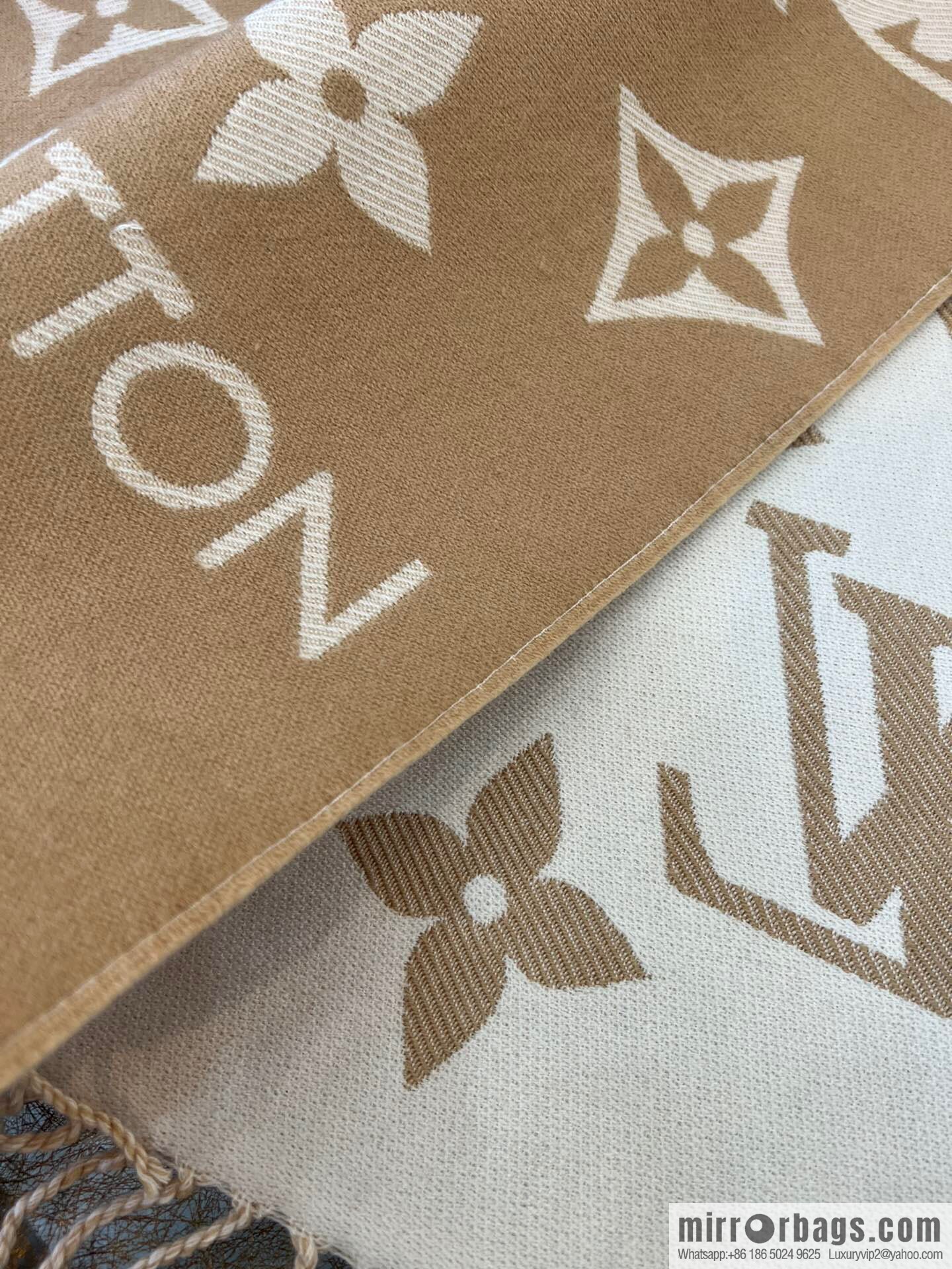 LV Louis Vuitton Essential Letter Focusing Element 100% Wool Scarf