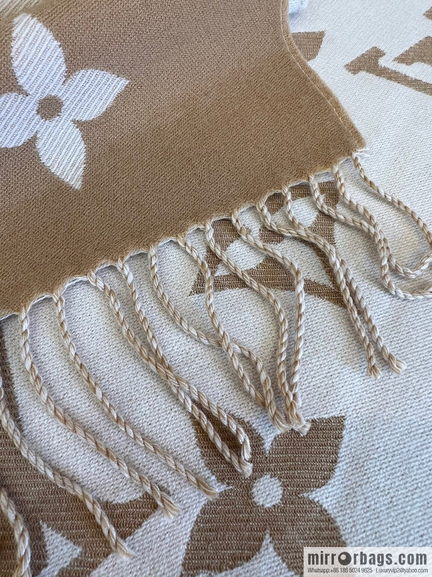 LV Louis Vuitton Essential Letter Focusing Element 100% Wool Scarf