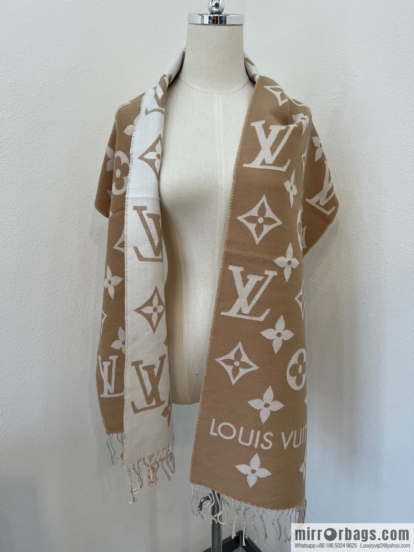LV Louis Vuitton Essential Letter Focusing Element 100% Wool Scarf