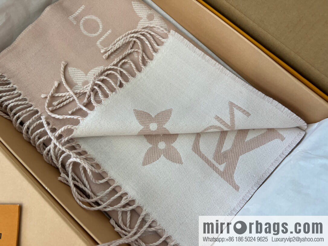 LV Louis Vuitton Essential Letter Focusing Element 100% Wool Scarf