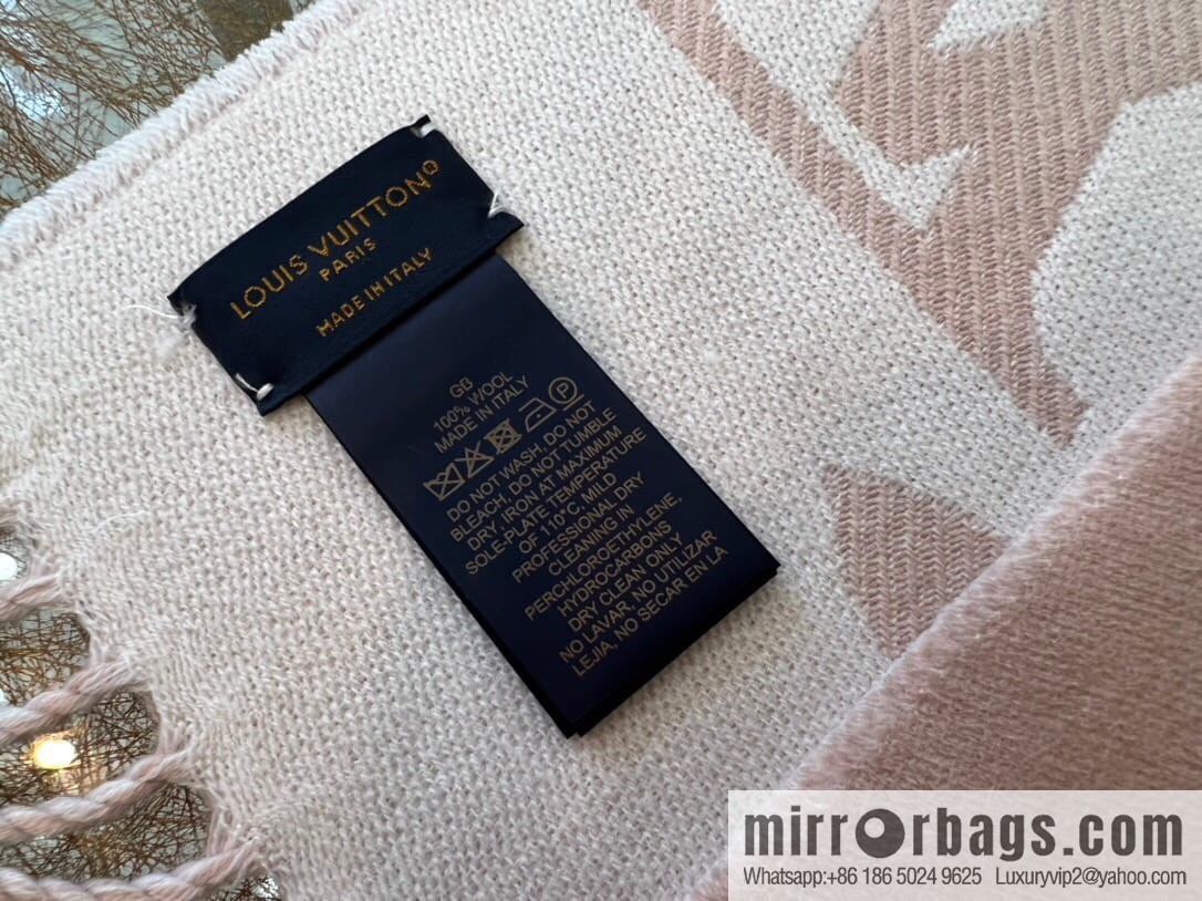 LV Louis Vuitton Essential Letter Focusing Element 100% Wool Scarf