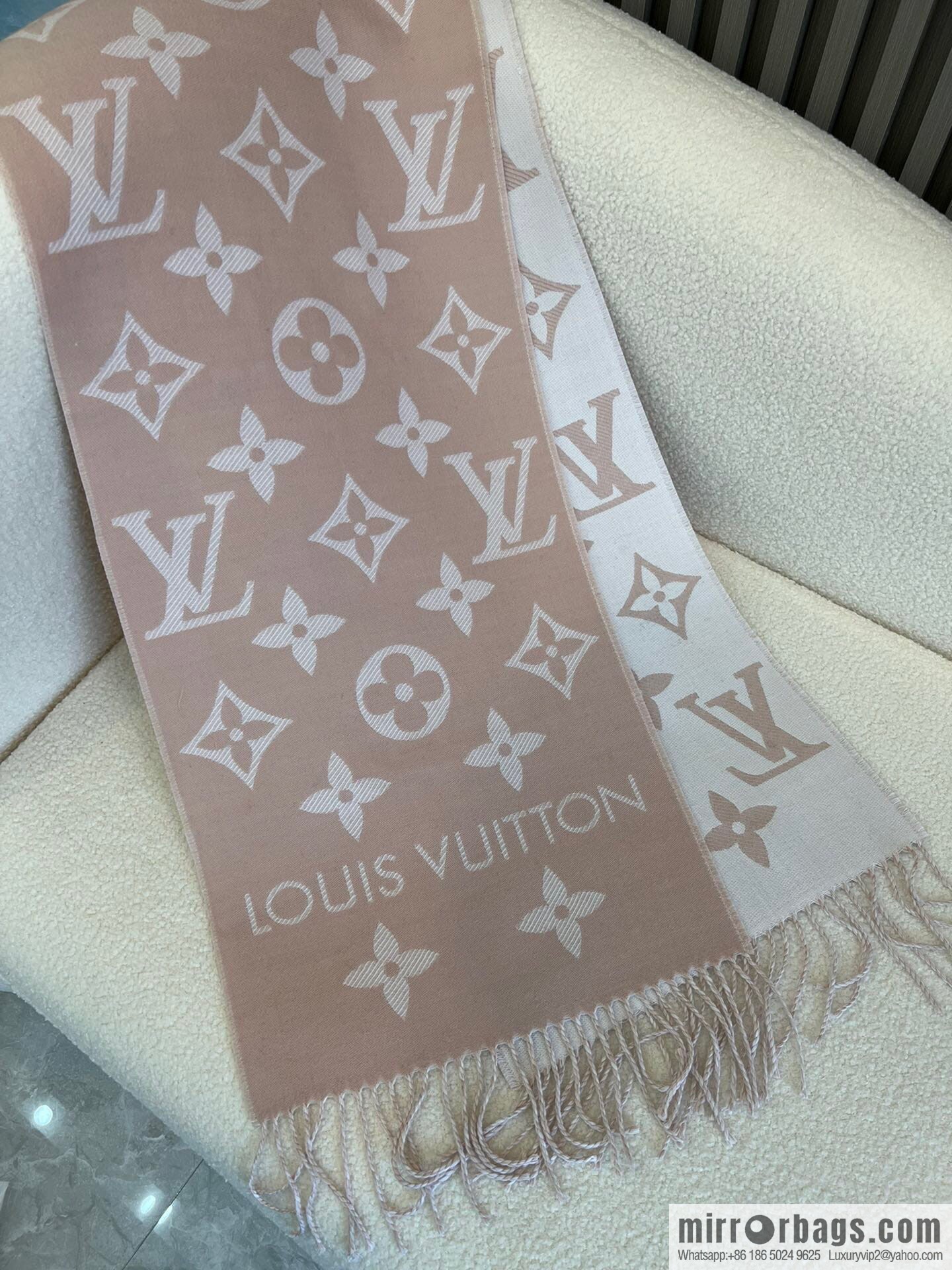LV Louis Vuitton Essential Letter Focusing Element 100% Wool Scarf