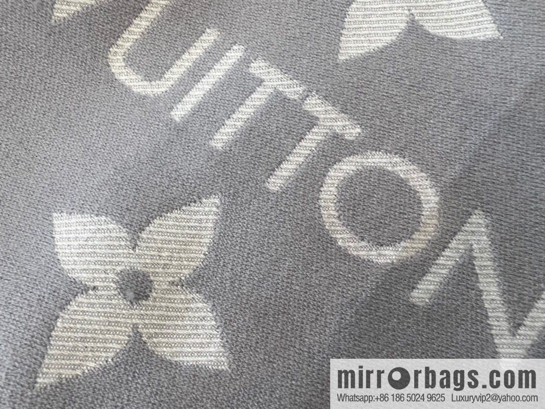 LV Louis Vuitton Essential Letter Focusing Element 100% Wool Scarf