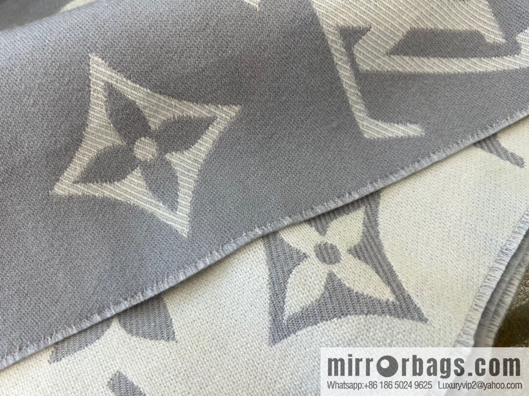 LV Louis Vuitton Essential Letter Focusing Element 100% Wool Scarf