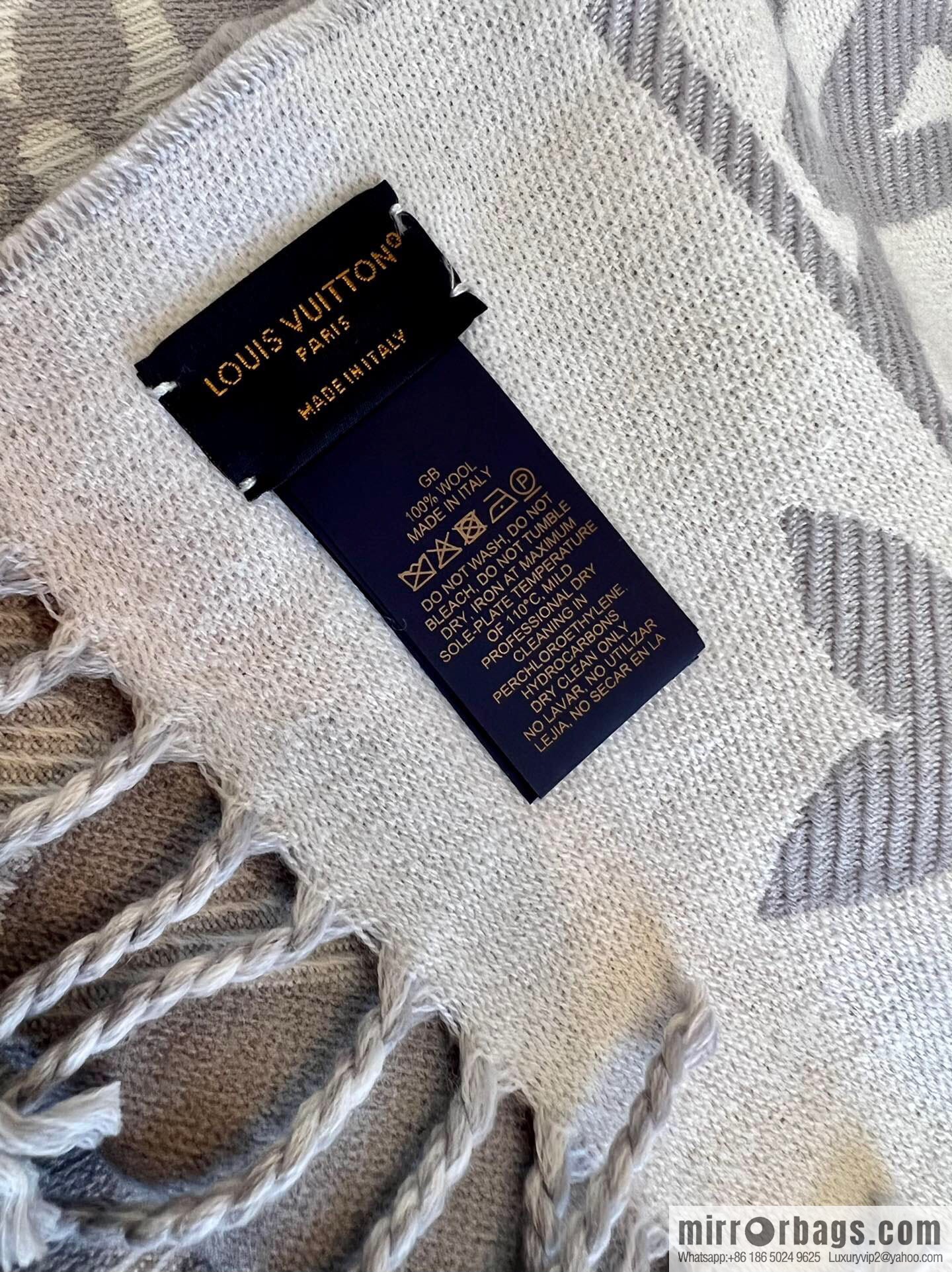 LV Louis Vuitton Essential Letter Focusing Element 100% Wool Scarf