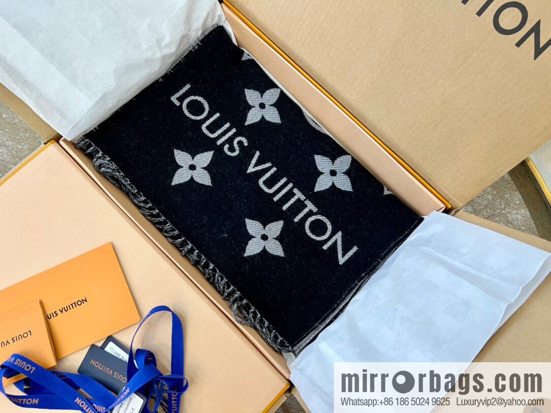 LV Louis Vuitton Essential Letter Focusing Element 100% Wool Scarf