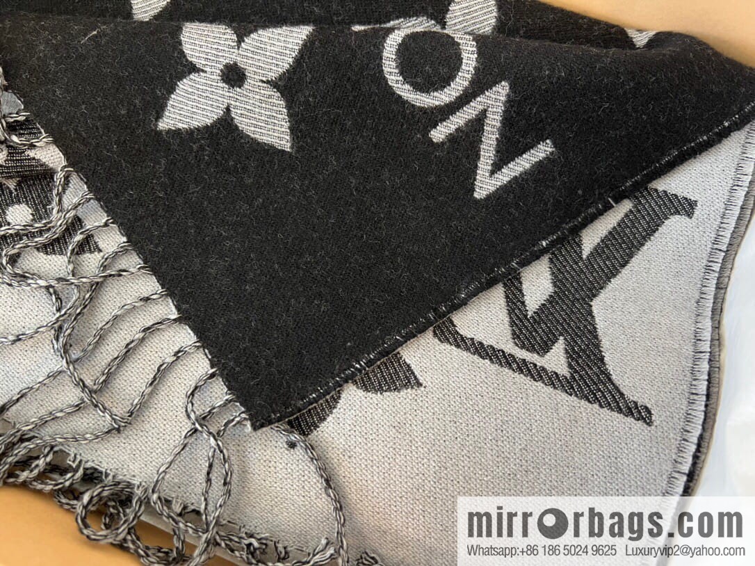 LV Louis Vuitton Essential Letter Focusing Element 100% Wool Scarf