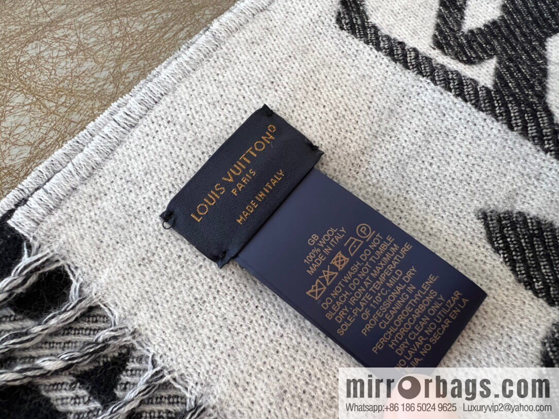 LV Louis Vuitton Essential Letter Focusing Element 100% Wool Scarf