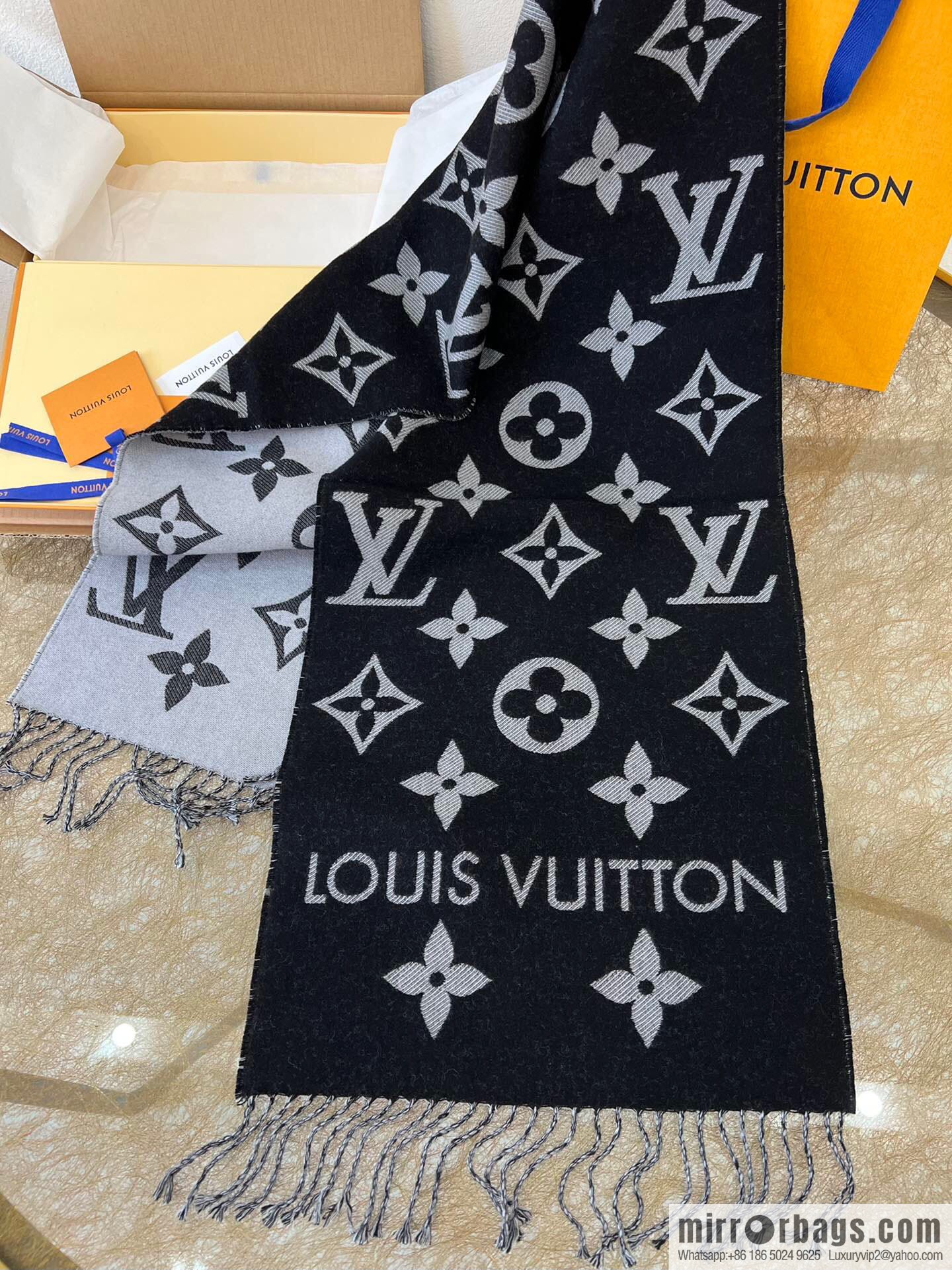 LV Louis Vuitton Essential Letter Focusing Element 100% Wool Scarf