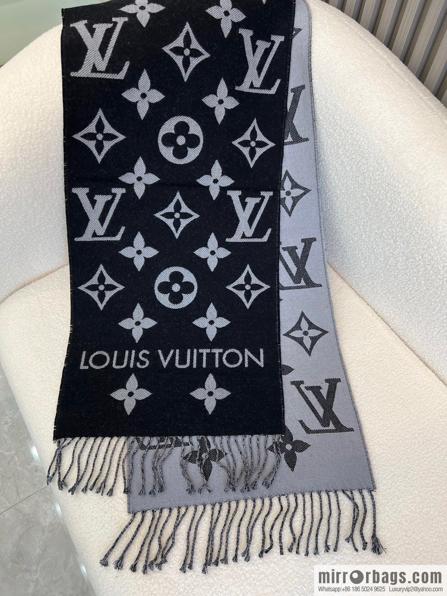 LV Louis Vuitton Essential Letter Focusing Element 100% Wool Scarf