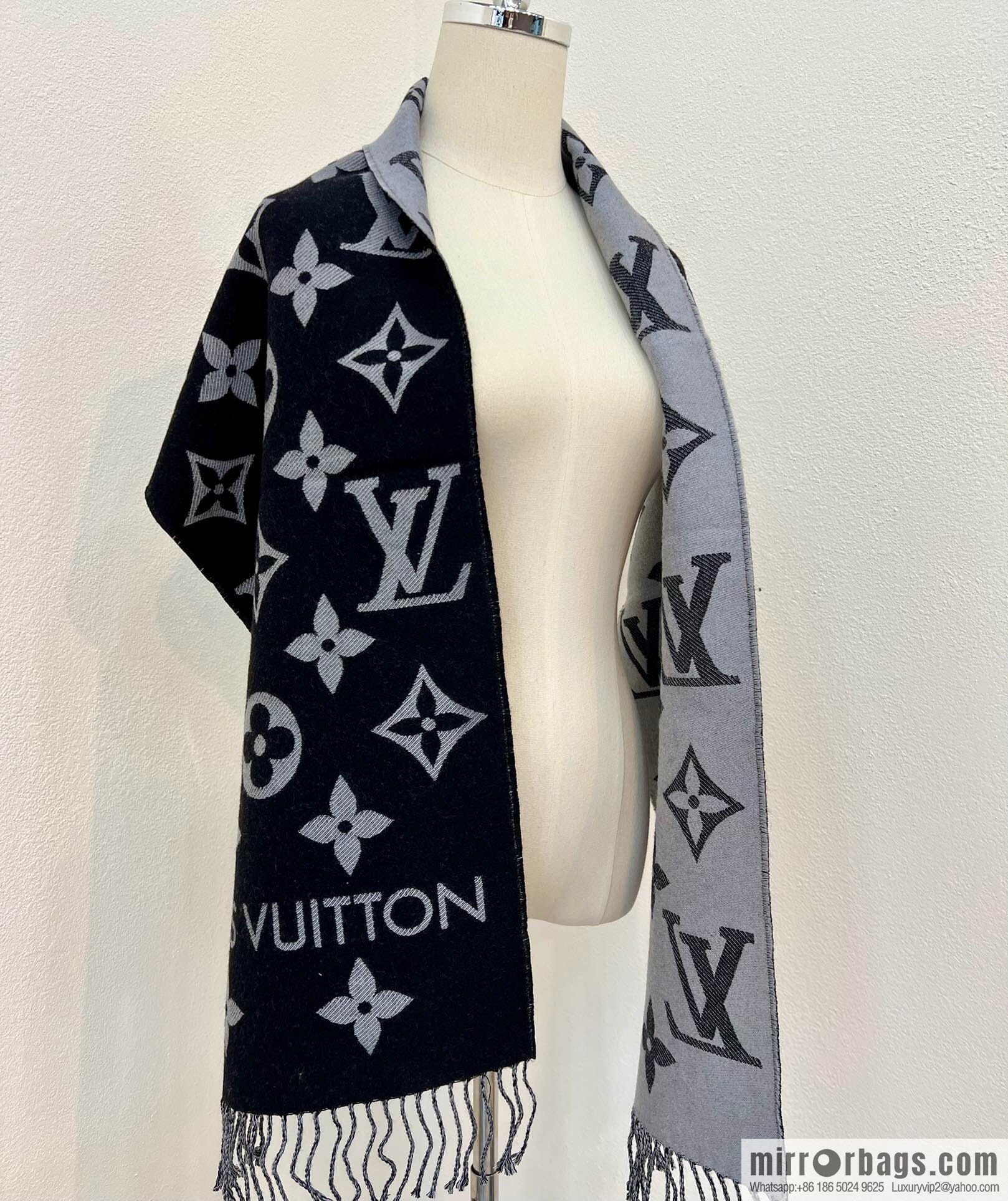 LV Louis Vuitton Essential Letter Focusing Element 100% Wool Scarf