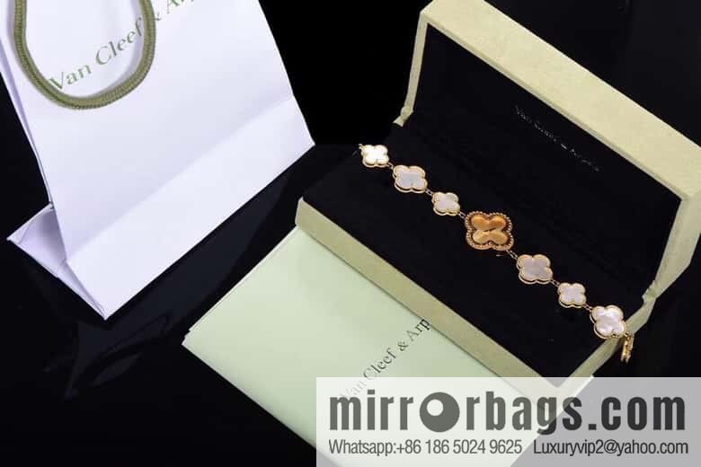 Van Cleef & Arpels -𝐕𝐚𝐧 𝐂𝐥𝐞𝐞𝐟 & 𝐀𝐫𝐩𝐞𝐥𝐬 Alhambra bracelet Swiss quartz watch