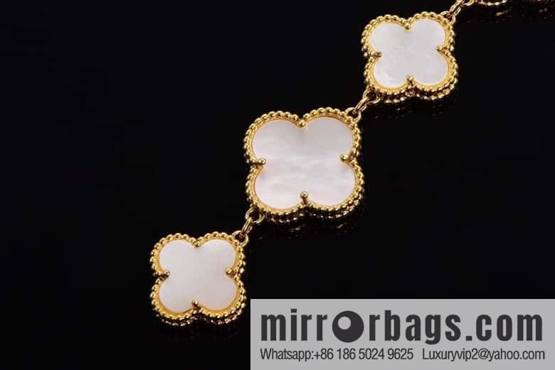 Van Cleef & Arpels -𝐕𝐚𝐧 𝐂𝐥𝐞𝐞𝐟 & 𝐀𝐫𝐩𝐞𝐥𝐬 Alhambra bracelet Swiss quartz watch