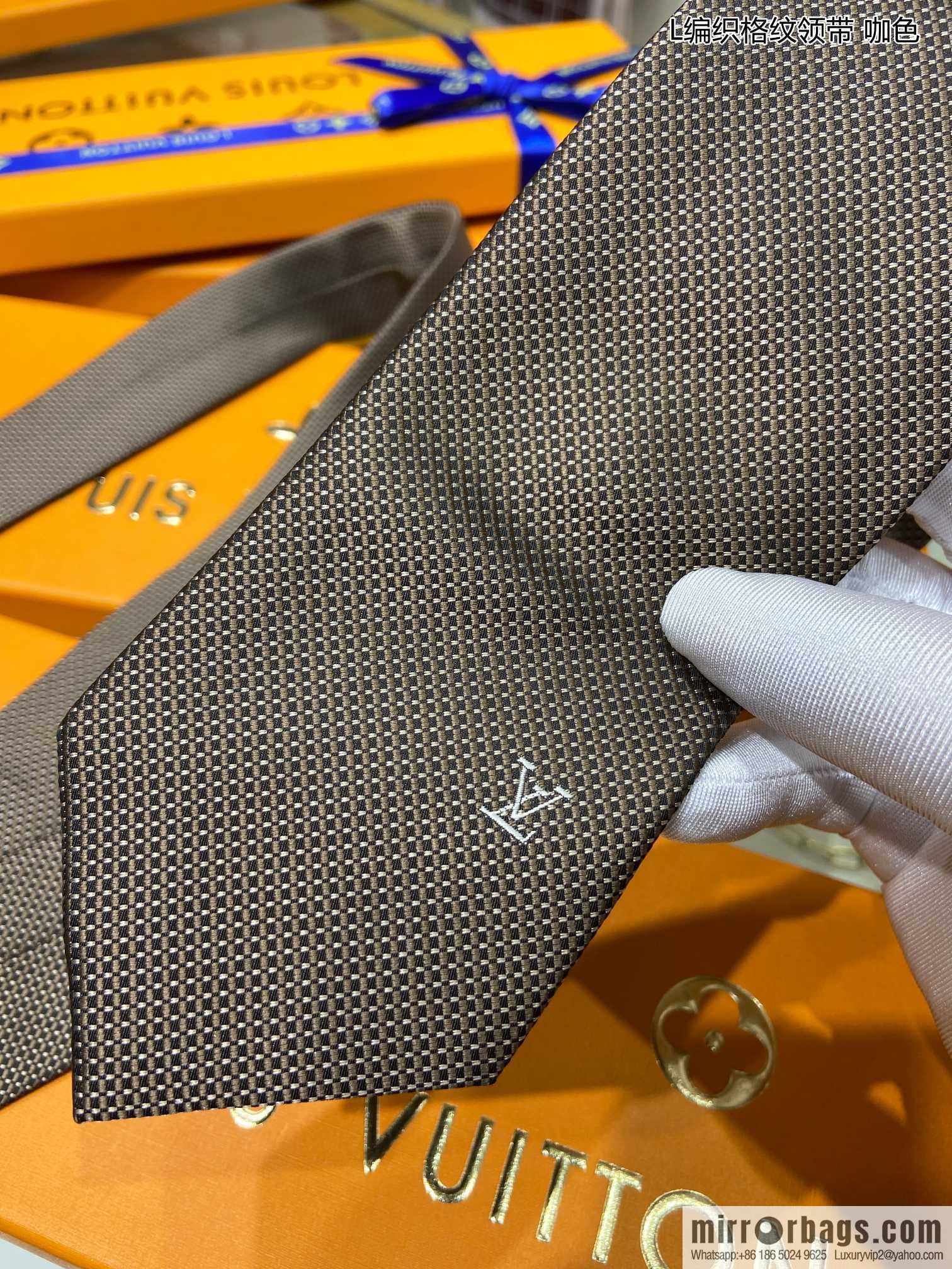 LV Louis Vuitton 100% Top Jacquard Silk Woven Checkered Tie