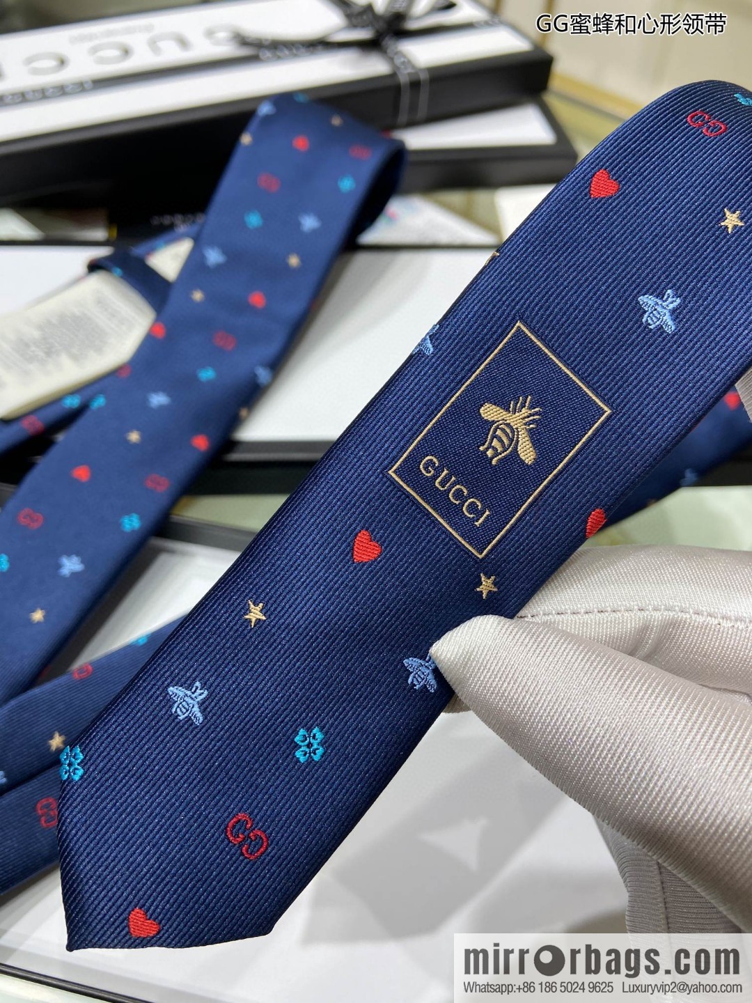GUCCI Gucci 100% Top Jacquard Silk GG Bee and Heart Tie