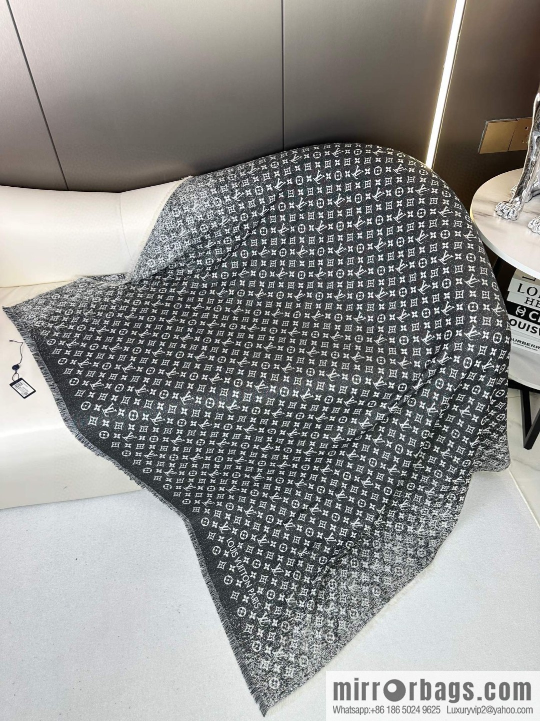 LV Louis Vuitton 23 spring new gradual change jacquard square