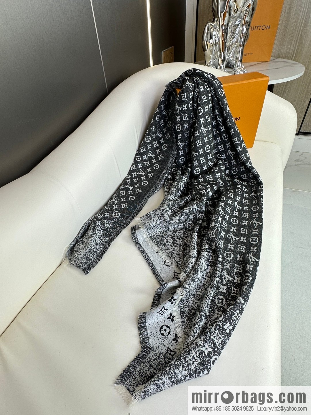 LV Louis Vuitton 23 spring new gradual change jacquard square