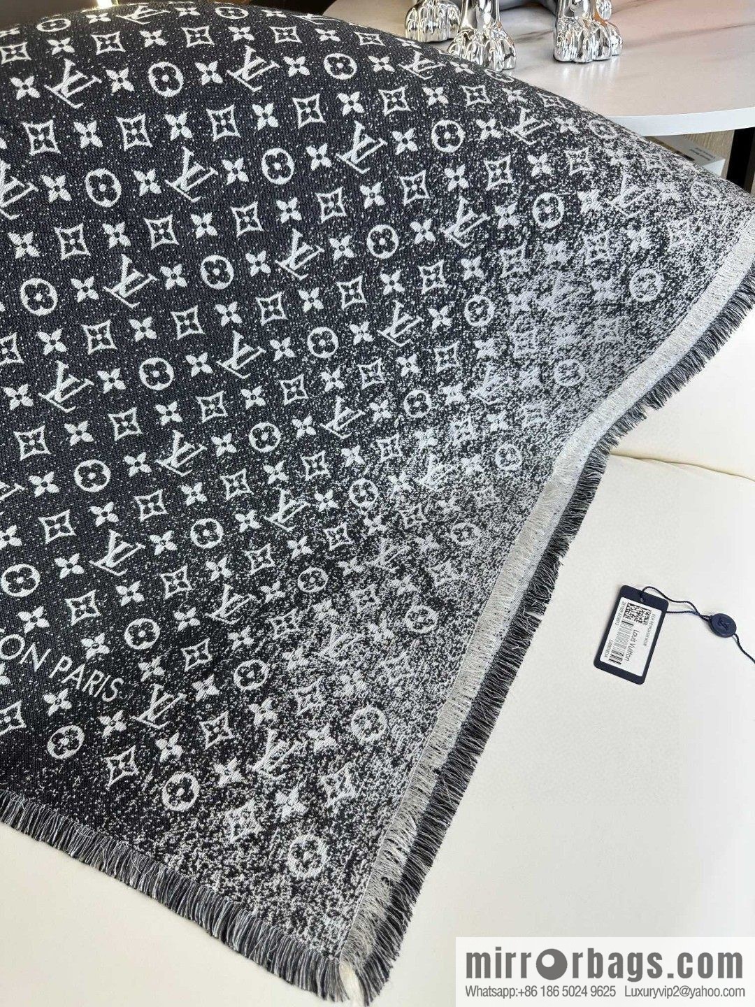 LV Louis Vuitton 23 spring new gradual change jacquard square