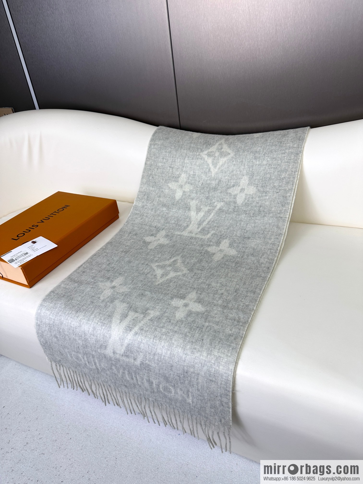 LV 𝑹𝒆𝒚𝒌𝒋𝒂𝒗𝒊𝒌 Double Sided Cashmere Scarf