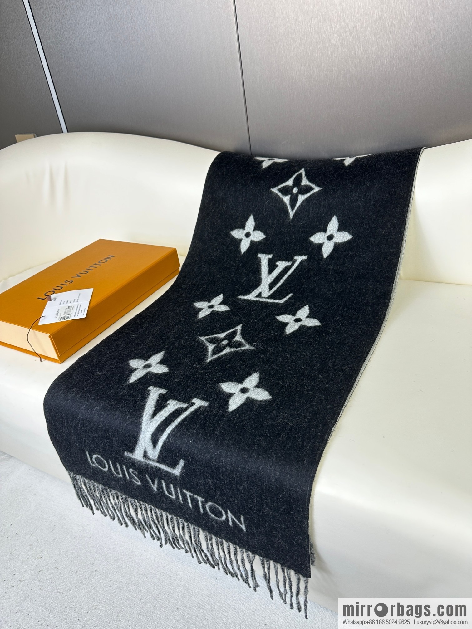 LV 𝑹𝒆𝒚𝒌𝒋𝒂𝒗𝒊𝒌 Double Sided Cashmere Scarf