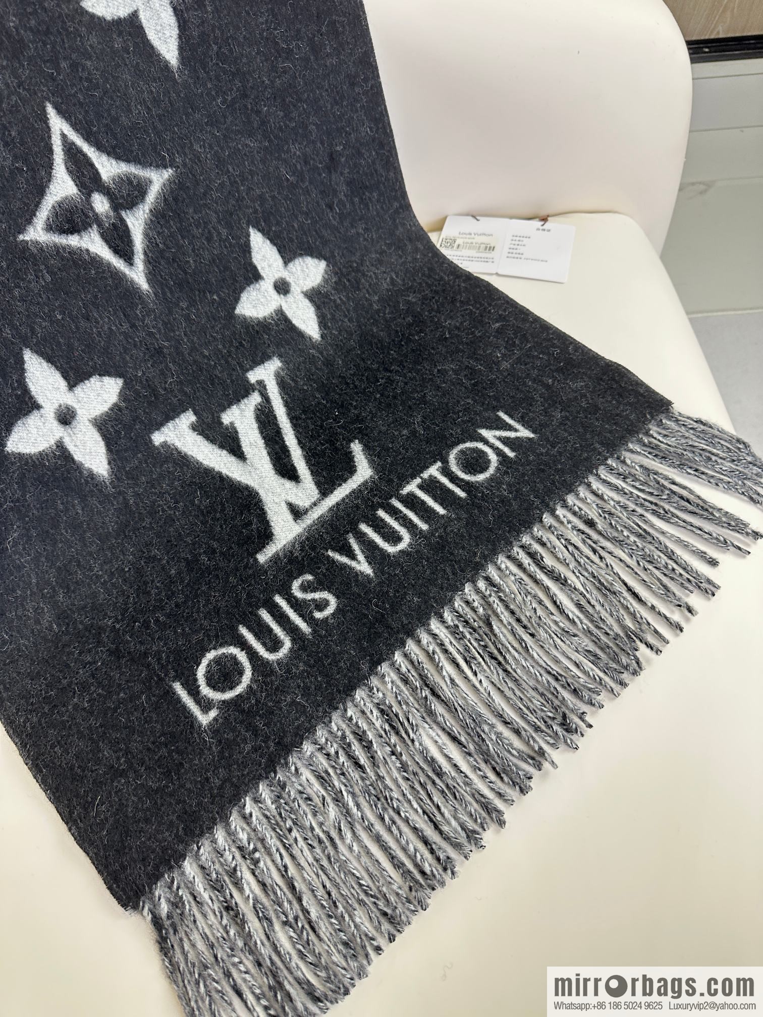LV 𝑹𝒆𝒚𝒌𝒋𝒂𝒗𝒊𝒌 Double Sided Cashmere Scarf