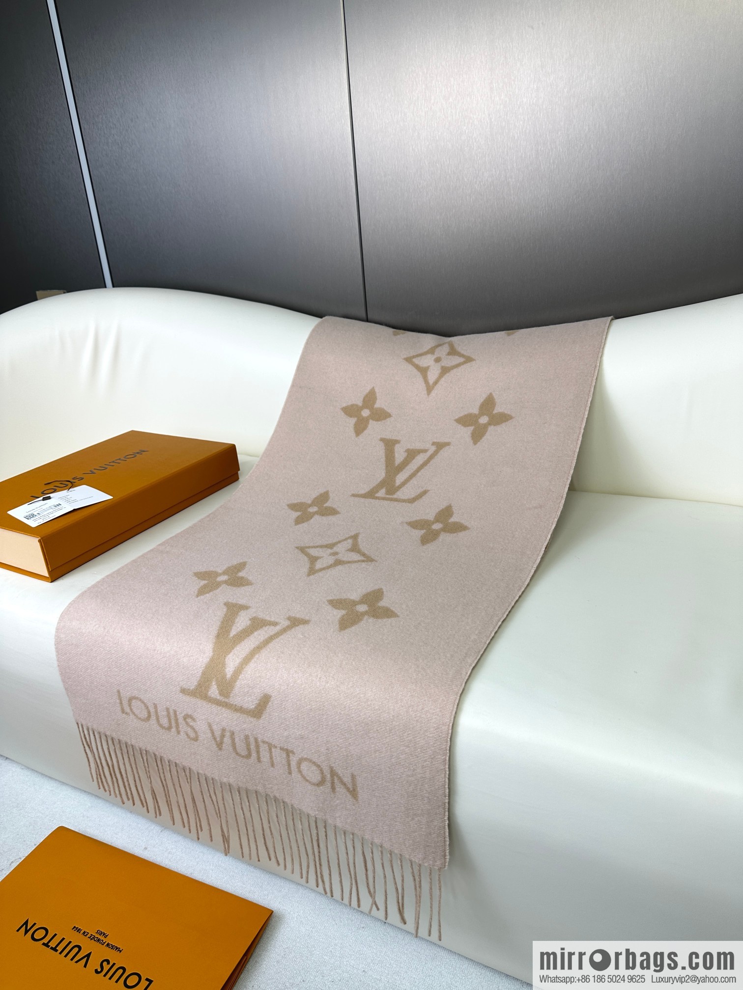 LV Huo Siyan's latest pink milk tea scarf