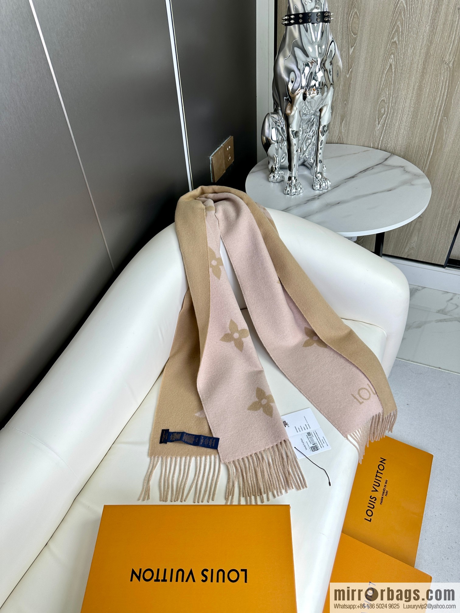 LV Huo Siyan's latest pink milk tea scarf