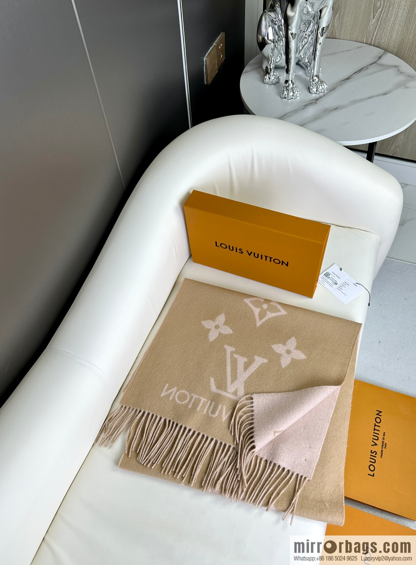 LV Huo Siyan's latest pink milk tea scarf