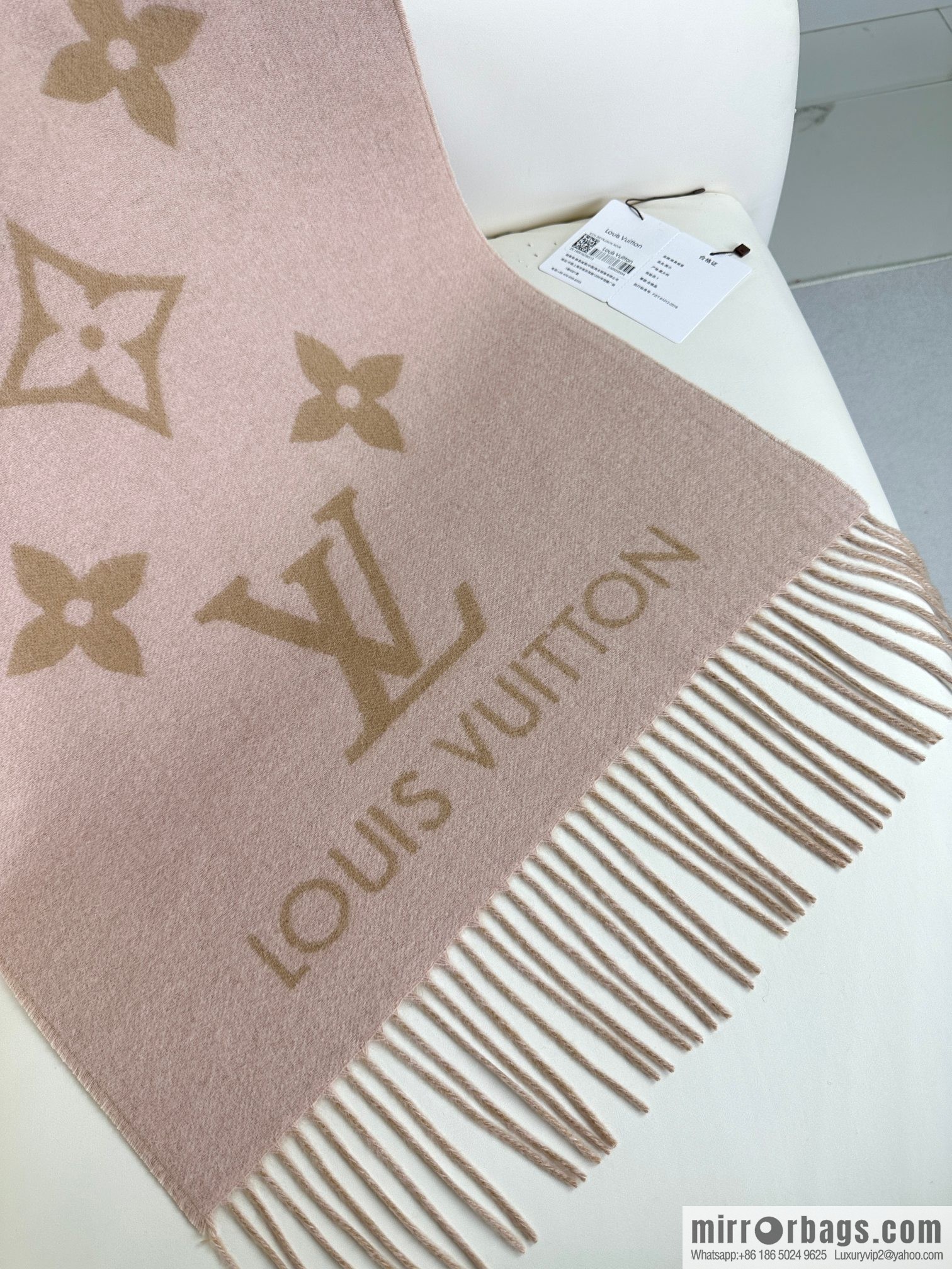 LV Huo Siyan's latest pink milk tea scarf