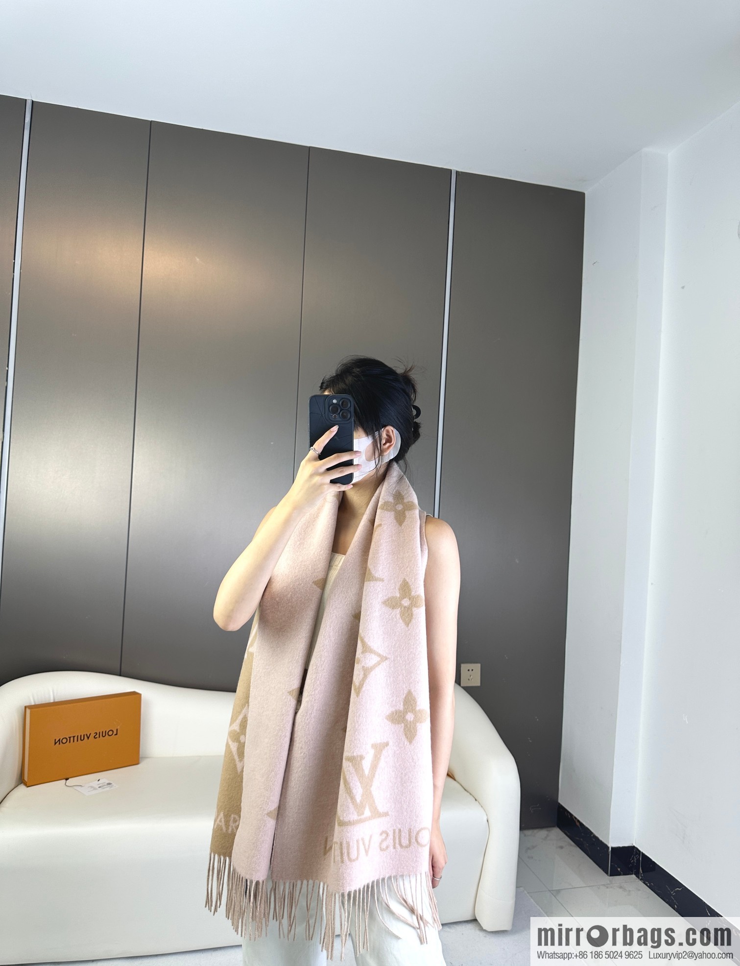LV Huo Siyan's latest pink milk tea scarf