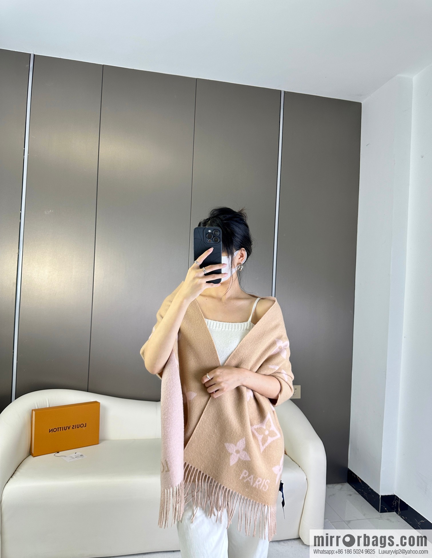LV Huo Siyan's latest pink milk tea scarf