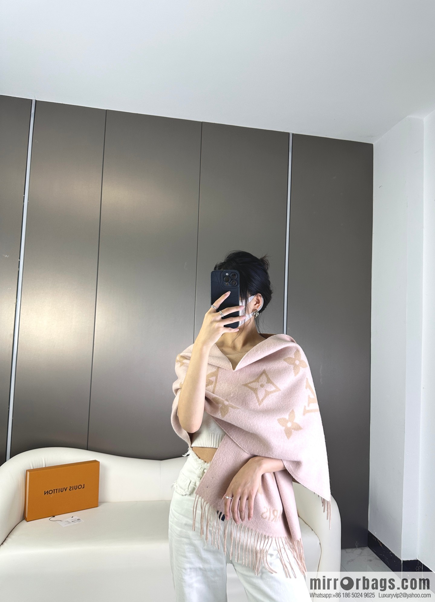 LV Huo Siyan's latest pink milk tea scarf