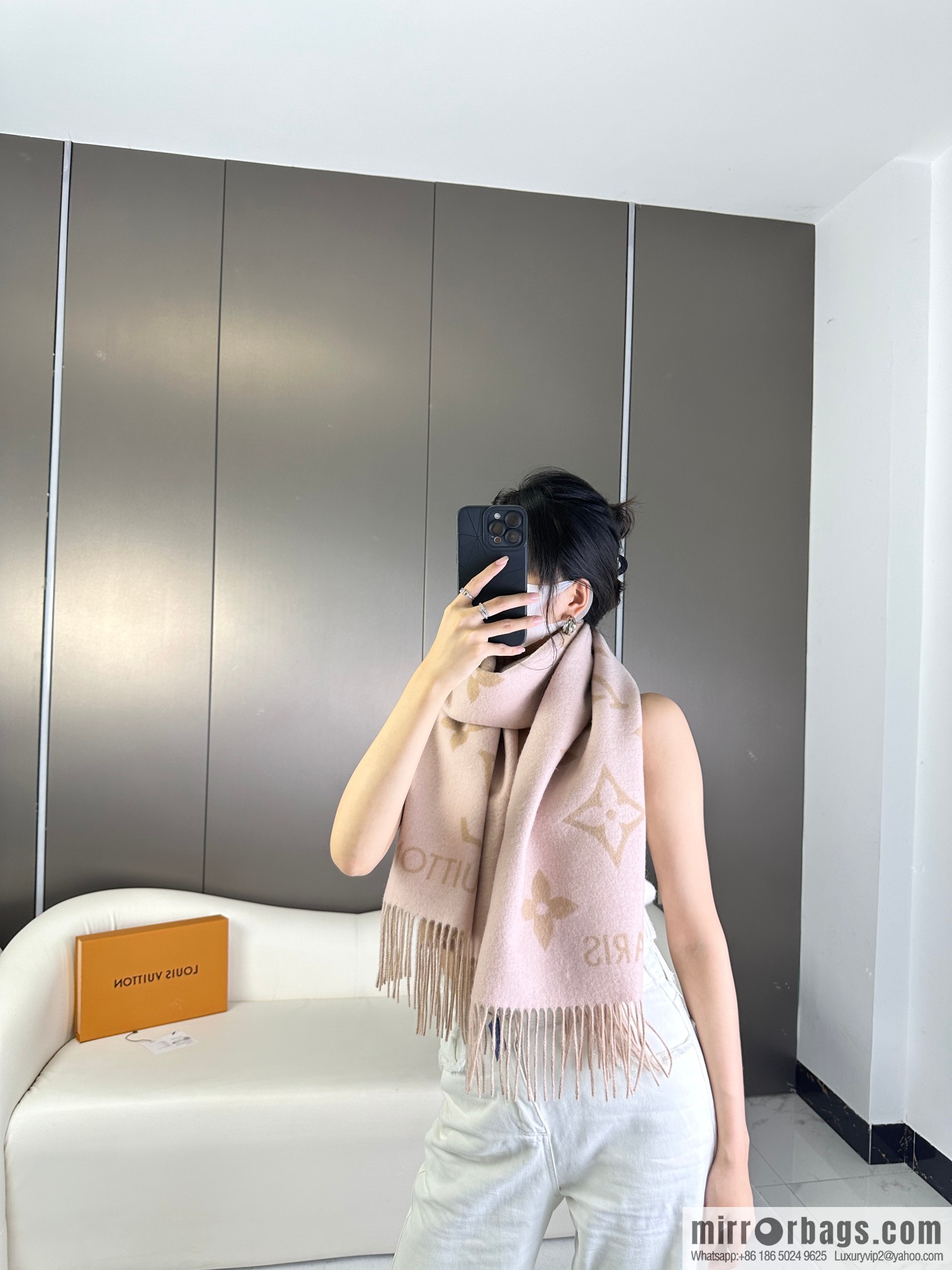 LV Huo Siyan's latest pink milk tea scarf
