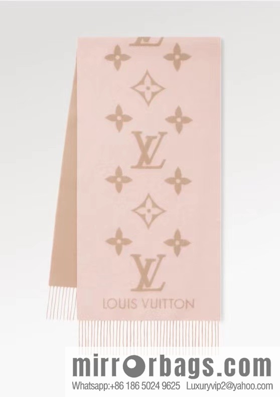 LV Huo Siyan's latest pink milk tea scarf