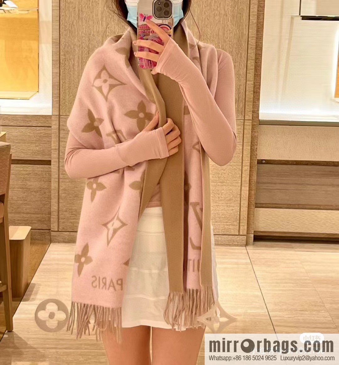 LV Huo Siyan's latest pink milk tea scarf