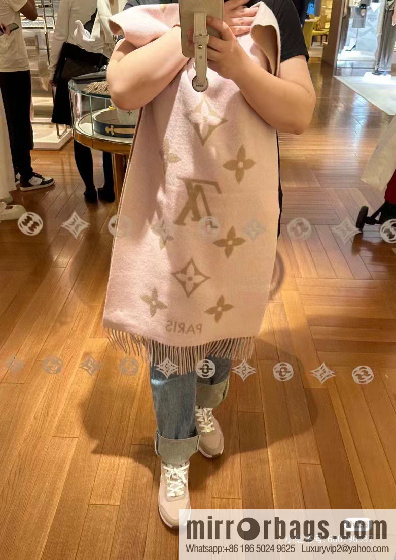 LV Huo Siyan's latest pink milk tea scarf